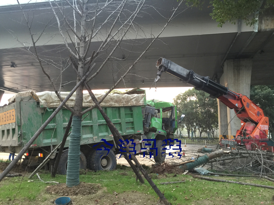 武漢設備吊裝公司趕上大雨天怎么辦？